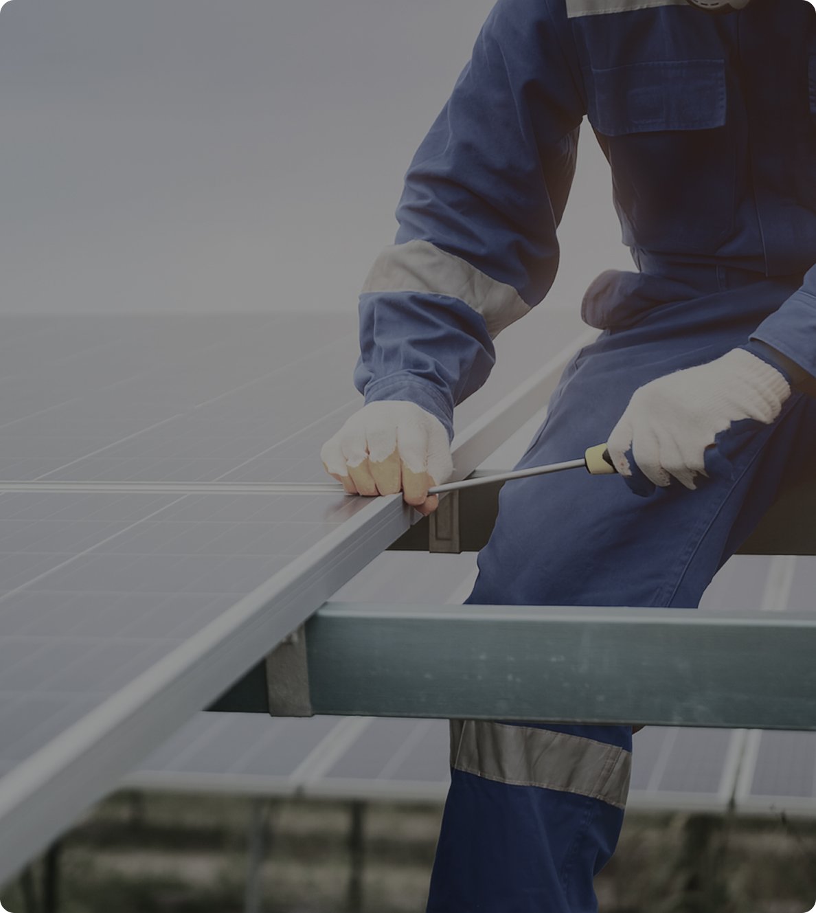 montadores de placas solares Mallorca Tot-sol | obrero instalando placas