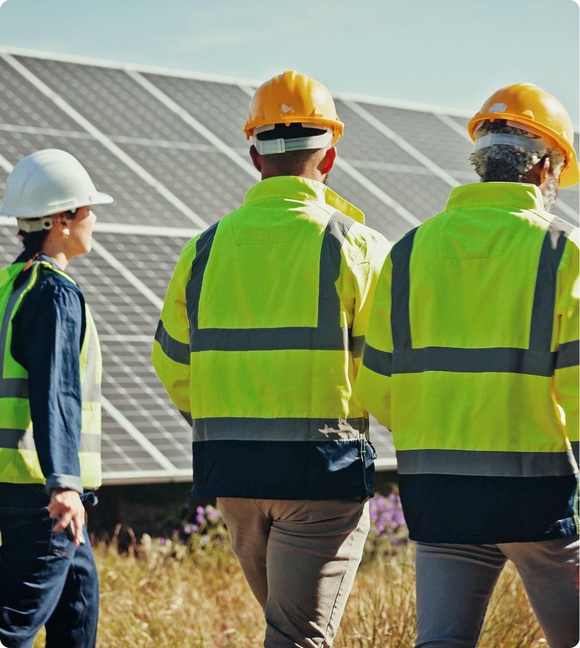 tot-sol quienes somos | 3 obreros de Tot-sol en instalación