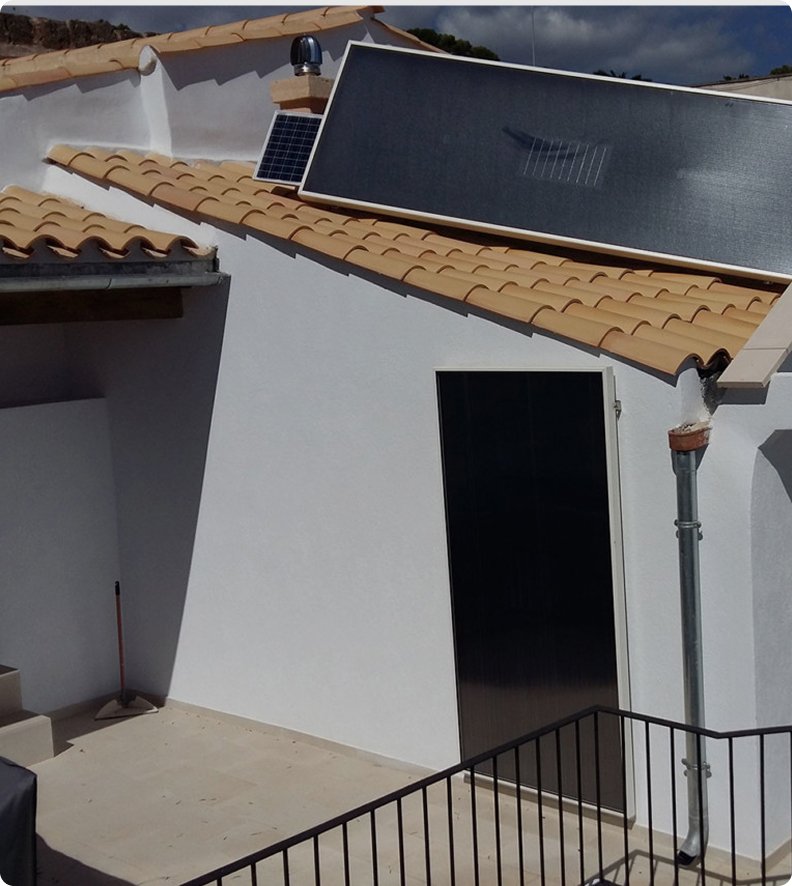 sistema de aerotermia Mallorca Tot-sol | balcón con placas